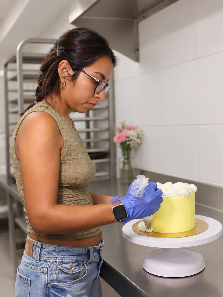 Ana, fundadora de Colibrí Bakery, en su obrador de Barcelona